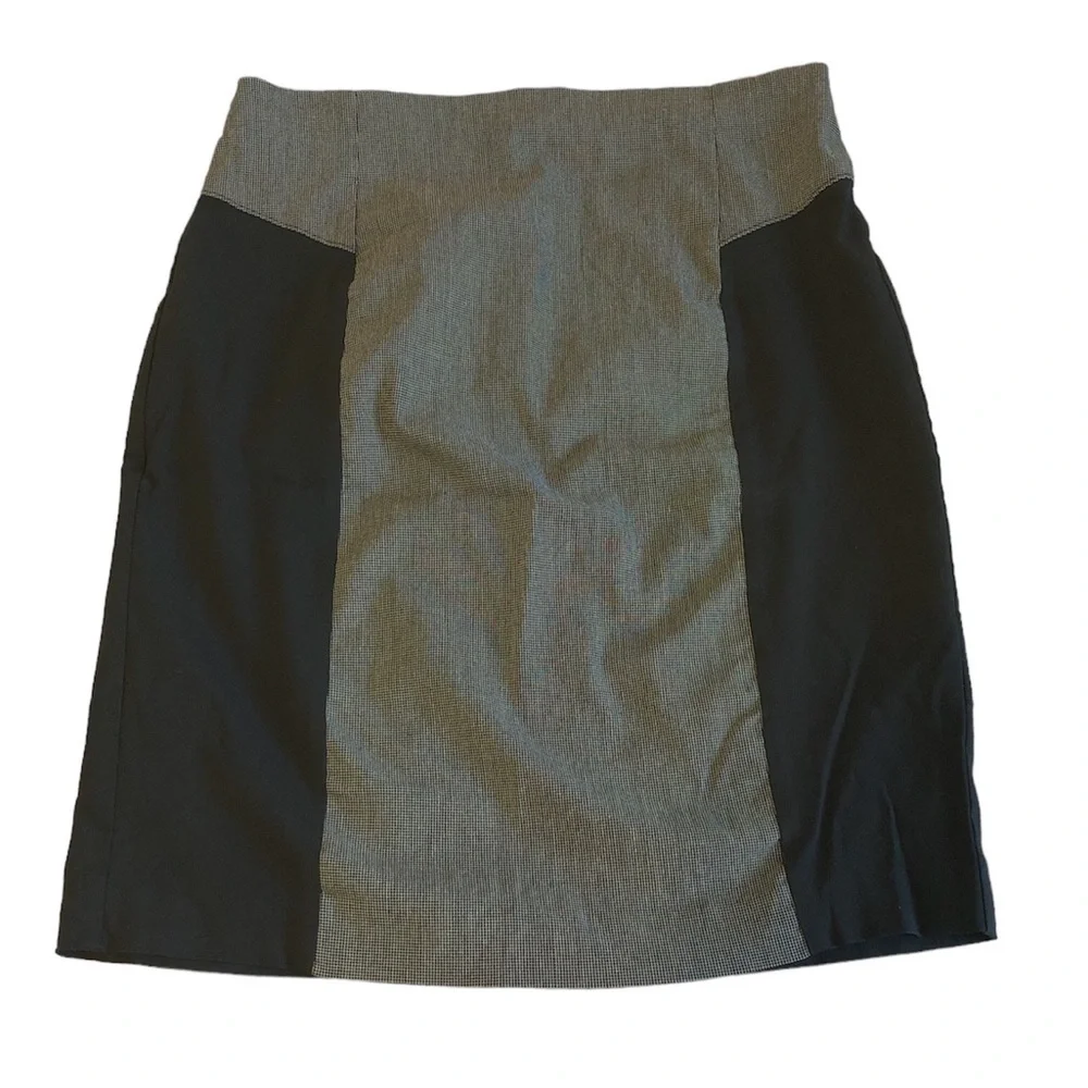 VAN HEUSEN Skirt Women's Size 4 Black Stretch Extensible Solid Grid Print